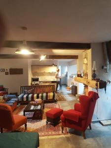 salon z kanapą, krzesłami i stołem w obiekcie KoNaKaRi Garden w Stavrós +37 zdjęć