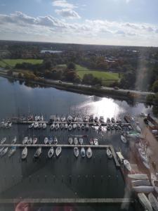 Uma vista aérea de Ferienwohnung im Wikingturm Schleswig