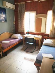 Un pat sau paturi într-o cameră la Momo's Hostel