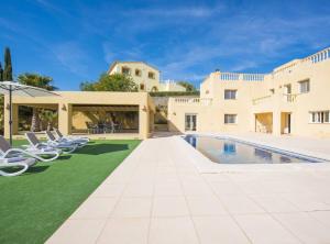 une image d'une villa avec une piscine dans l'établissement Villa Mercedes - Plusholidays, à Calp