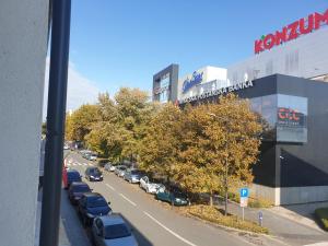 Budova, kde se apartmán nachází + 2 fotografie