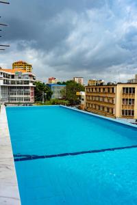 達累斯薩拉姆的住宿－達累斯薩拉姆假日酒店，一座大型蓝色游泳池,位于一座建筑的顶部