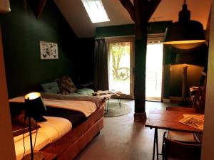 een slaapkamer met een bed met een groene muur bij 't Buitenverblijf Erve Punte in Losser