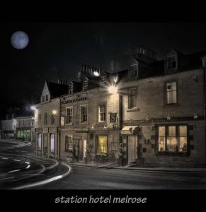 une photo en noir et blanc d'un hôtel la nuit dans l'établissement Station Hotel And Restaurant, à Melrose
