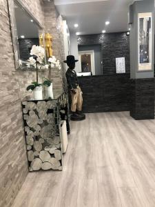 a man in a top hat standing in a salon at Hôtel Clauzel Paris in Paris