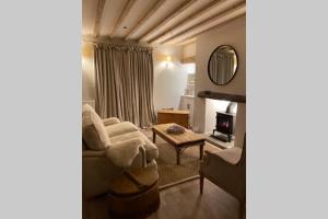 Bailey Cottage في غارغريف: غرفة معيشة مع أريكة ومدفأة