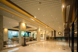 - un hall d'un immeuble avec un canapé et des tables dans l'établissement โรงแรมเบญจพร แกรนด์วิว สงขลา, à Ban Bang Toei (1)