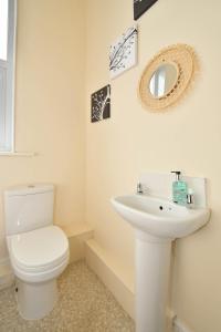 克魯的住宿－Townhouse @ 178 Ruskin Road Crewe，浴室配有白色卫生间和盥洗盆。