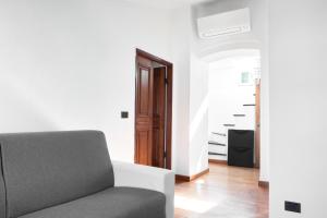 een woonkamer met een bank en een trap bij Square views in Lerici