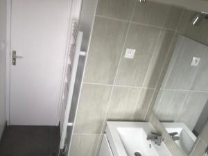 une salle de bain avec un lavabo et un miroir dans l'établissement Confort et calme à deux pas des plages de Valras, à Valras-Plage