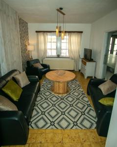 een woonkamer met banken en een salontafel bij SOALLAROCHE in La-Roche-en-Ardenne
