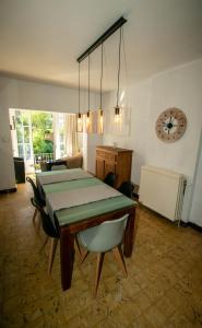 een eetkamer met een tafel en stoelen en een klok bij SOALLAROCHE in La-Roche-en-Ardenne