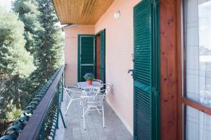 a patio with a table and chairs on a balcony at Flatinrome Residence Fiera in Ponte Galeria