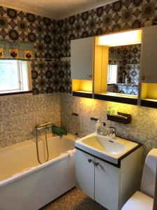 Bathroom sa Stadlandet - Årsheim stort øko-retro hus tilleie