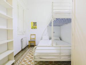 Postel nebo postele na pokoji v ubytování Be barcelona arco del triunfo sunny colors