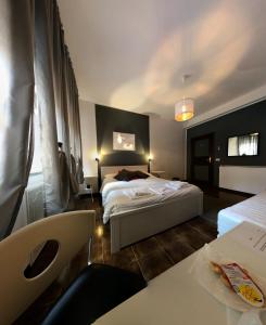 Habitación de hotel con 2 camas y mesa en B&B Piccinni 191, en Bari