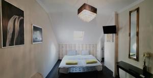 Postel nebo postele na pokoji v ubytování Lika Panzió Gyula