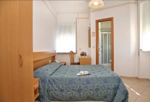 una camera con letto e piumone blu di Hotel Marina a Bardolino