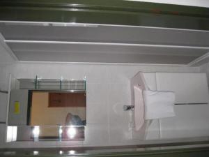 布如克紐多夫的住宿－匈牙利王冠酒店，浴室设有镜子和卫生纸饮水机