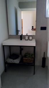 łazienka z umywalką i lustrem w obiekcie Apartamento Loft Costa da Morte Vimianzo w mieście Vimianzo +24 zdjęcia