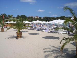 A beach at or near a szállodákat
