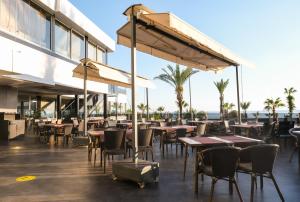 En restaurant eller et spisested på Kaila Beach Hotel - All Inclusive