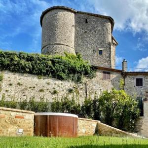 um edifício antigo com uma torre em cima em Arenarius Home Resort & SPA em Torricella in Sabina