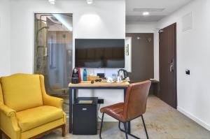 O bucătărie sau chicinetă la Charm Boutique Hotel