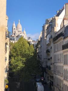 uitzicht op een straat met gebouwen bij Hôtel Clauzel Paris in Parijs