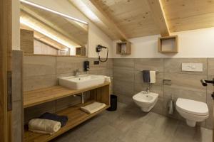 un baño con lavabo e inodoro en Platiederhof, en Laion 42 fotos más