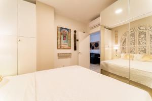 een slaapkamer met een bed en een spiegel bij Suite Capitán 1 in Cádiz