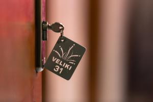 a tag on a door with the word venom on it at Garni Citi Hotel Veliki in Novi Sad