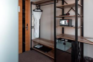 um quarto com um armário com prateleiras de madeira e uma porta em Boutique Hotel Dacha Lanzheron em Odessa