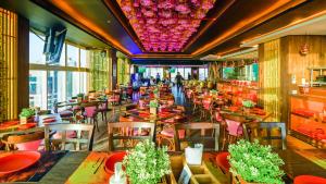 Um restaurante ou outro lugar para comer em Stella Di Mare Dubai Marina Hotel