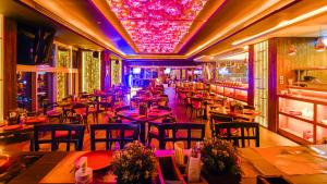 Um restaurante ou outro lugar para comer em Stella Di Mare Dubai Marina Hotel