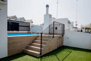 Imagen de la galería de Fantastico apartamento recien renovado con piscina en la azotea, dos dormitorios y aparcamiento gratuito en la calle., en Sevilla