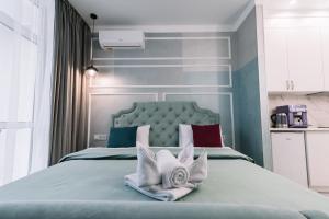 Ένα ή περισσότερα κρεβάτια σε δωμάτιο στο Royal Tower VIP Smart Apartments 1