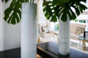 sala de estar con sofá y jarrón con planta en Grand Hotel Des Bains, en Riccione