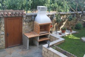 a brick patio with a grill and a brick oven at Casa Rural La Corchea in Elciego