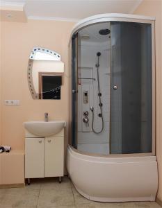 a bathroom with a tub and a sink and a shower at Двухкомнатная квартира с видом на Днепр в новом жилом комплексе! in Cherkasy