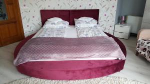 ハイドゥソボスローにあるParis-Lux.の紫色のベッドフレームが備わるベッドルームの大型ベッド1台