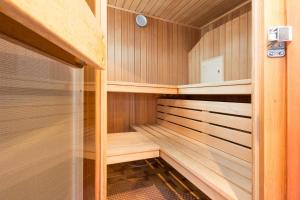 eine kleine Sauna mit Holzwänden und Holzregalen in der Unterkunft Apart Hotel Stadtgarten in Überlingen