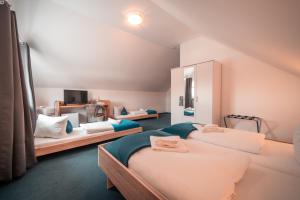 Schlafzimmer im Dachgeschoss mit 2 Betten und einem Spiegel in der Unterkunft Airport Lounge Hotel Düsseldorf in Düsseldorf