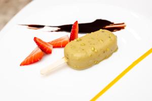 un morceau de crème glacée avec des fraises sur un bâton dans l'établissement Grand Hotel Des Bains, à Riccione