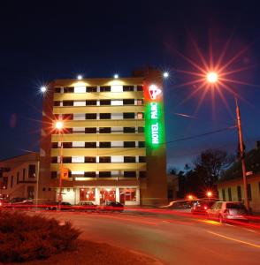 Hotel Parc Sibiu في سيبيو: فندق في الليل مع إشارة المرور أمامه
