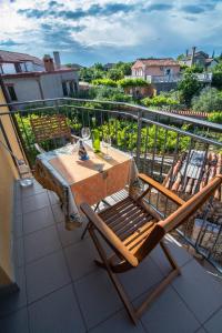 a table and chairs on a balcony with a view at Holiday Home Dubi in Kornić