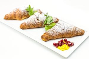 un piatto di cibo su un piatto bianco di Grand Hotel Des Bains a Riccione