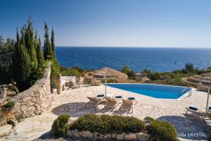 Bazén v ubytování Blue Caves Villas - exceptional Villas with private pools direct access to the sea nebo v jeho okolí
