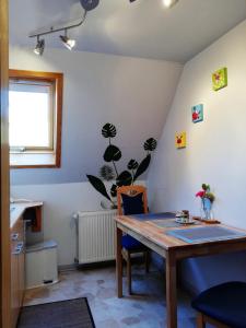 comedor con mesa y ventana en Haus mit Seele im Nahetal en Weinsheim