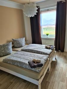 Ein Bett oder Betten in einem Zimmer der Unterkunft Ferienwohnung mit Seeblick